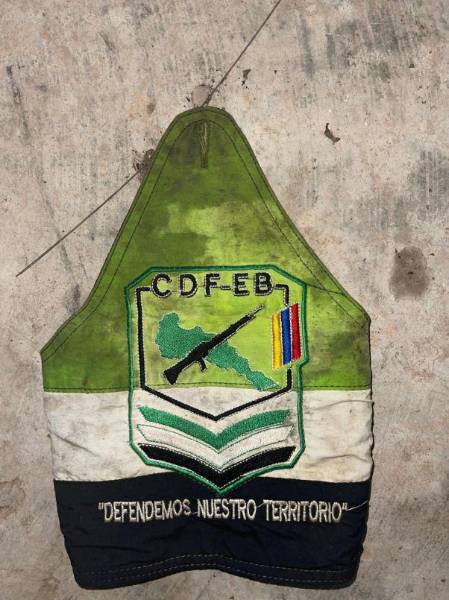 Brazalete con el distintivo de Comandos de la Frontera.