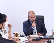 El legislador Alejandro Jaramillo (centro) es abogado y especialista en Contratación Pública.