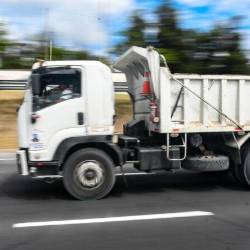 Foto referencial a vehículos de transporte pesado sobre la Av. Simón Bolívar