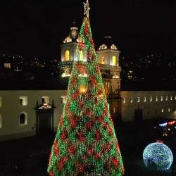 Un árbol de Navidad en el Centro Histórico de Quito.