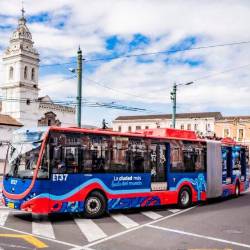 Uno de los nuevos trolebuses circulando en la Plaza de Santo Domingo, en Quito.
