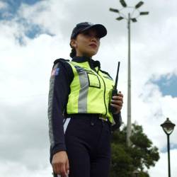 Imagen referencial de una agente metropolitana de tránsito durante operativos de control vehicular.