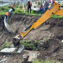 La maquinaria del Municipio limpia la quebrada luego de las lluvias.