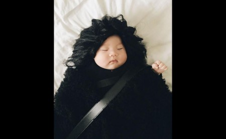 Mamá disfraza a su bebé como íconos de la cultura pop durante sus siestas