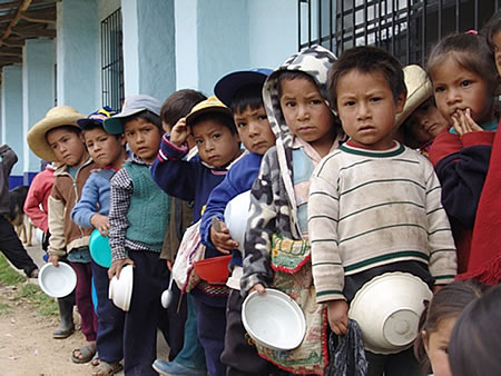 Ecuador y Perú adoptan plan conjunto contra la desnutrición infantil