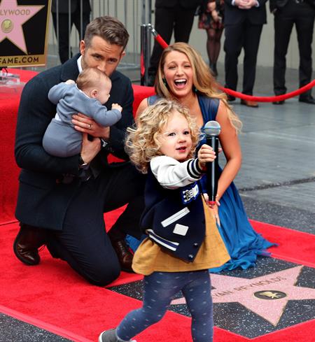 Hija de Ryan Reynolds se &quot;roba&quot; el espectáculo en Hollywood