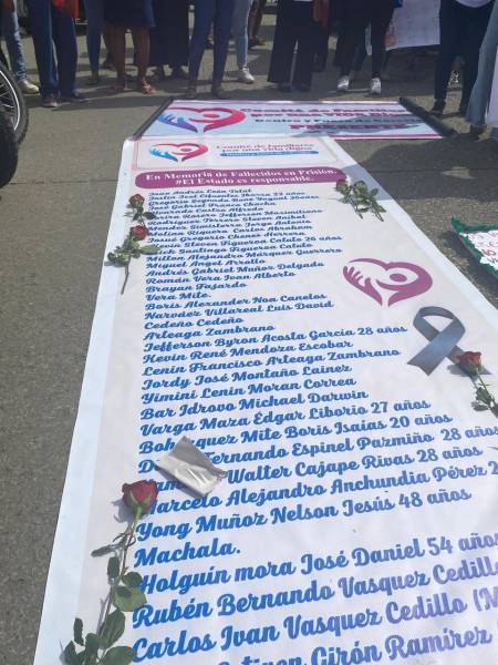 Lista con los nombre de los fallecidos fue colocada en el suelo durante la protesta de los familiares afuera de la Penitenciaría del Litoral.