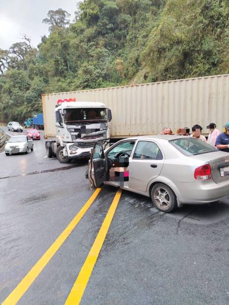 Siniestro en la vía Alóag Santo Domingo.