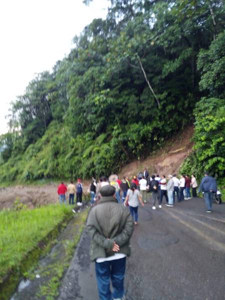 Derrumbe en vía E45 Narupa