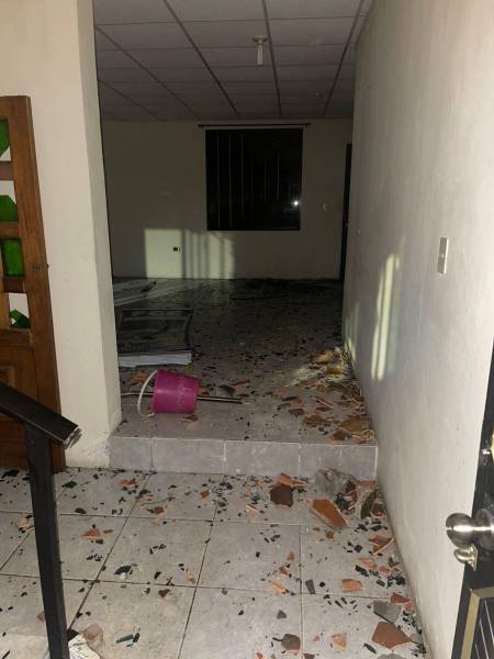 Habitantes de Déleg irrumpieron en la Fiscalía para intentar hacer justicia por el asesinato de una adulta mayor.