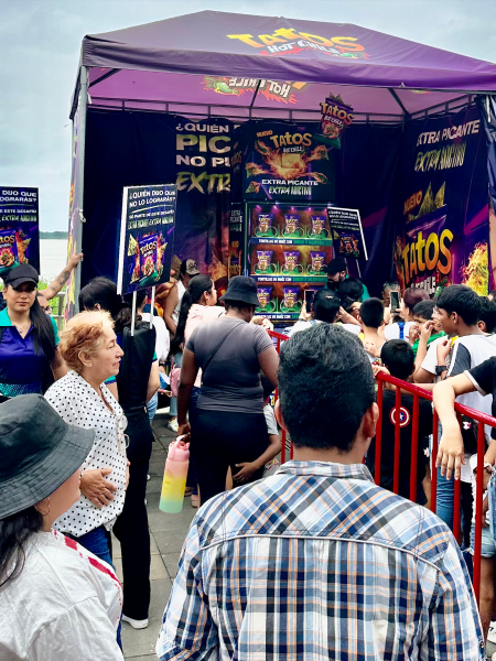 Foto de la fila de varios ciudadanos para participar del reto de Tatos Hot Chile en el Malecón 2000 de Guayaquil.