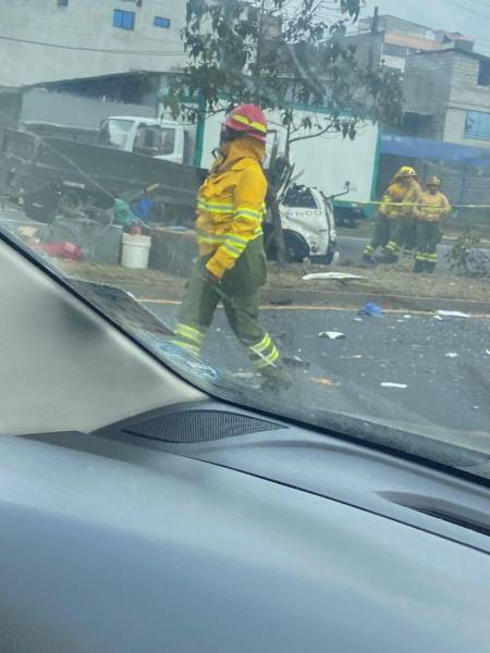 Otra toma del siniestro de tránsito en la avenida Simón Bolívar.