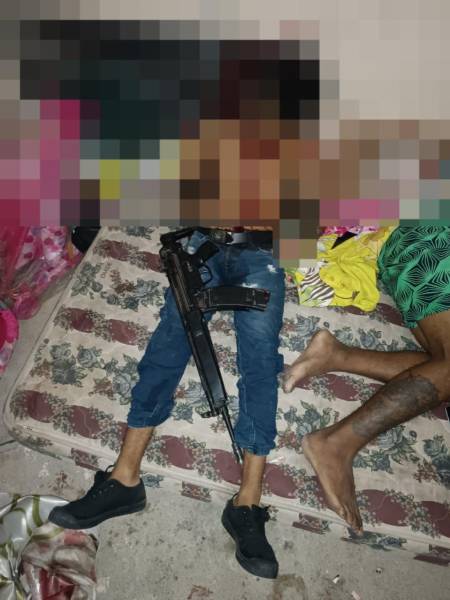 Imagen de uno de los hombres abatidos, con fusil en mano.