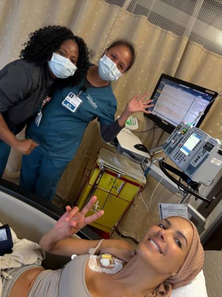 Mostró al personal médico que la atiende durante las sesiones.