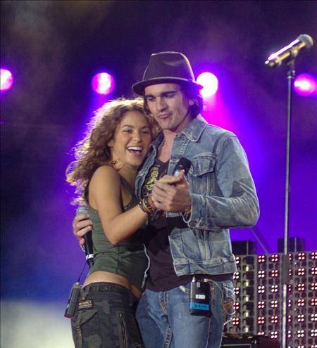 Imagen de archivo de Shakira y Juanes en un concierto.