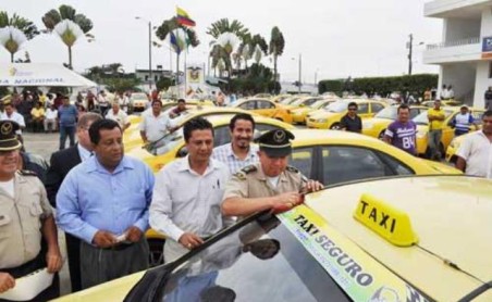 Correa invitó a la ciudadanía a tomar taxis seguros