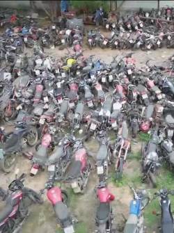 Imagen de patios de retención vehicular repletos de motos.