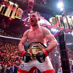 Dvalishvili consiguiendo el cinturón de peso gallo en su pasada pelea contra Sean O'Malley