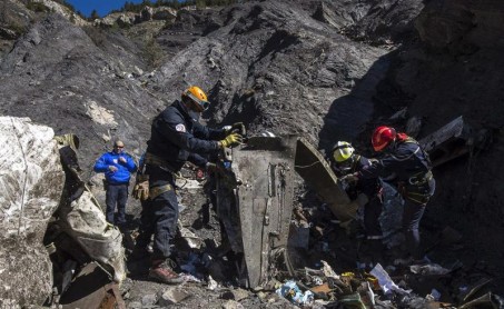 Equipos de rescate trabajan en la zona del accidente del avión Germanwings en los Alpes