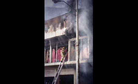 Fuerte incendio en la ciudad de Guayaquil