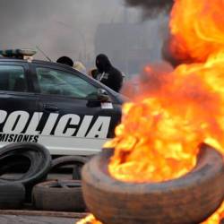 Protesta de trabajadores estatales en Córdova, Argentina.