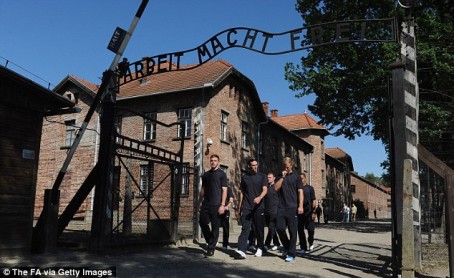 Alemania: detienen a tres presuntos guardias de Auschwitz