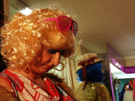 Dos peculiares intrusas nos divertirán con sus reportes sobre la semana de la moda