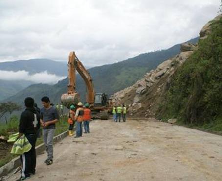 Vía Loja - Zamora continúa cerrada por deslave