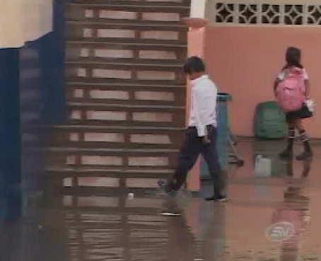 Más centros educativos con problemas para iniciar año lectivo