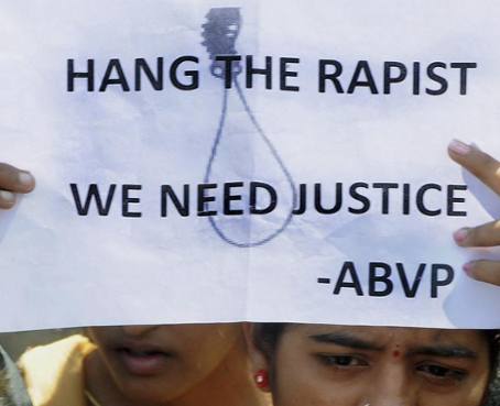 Padre de estudiante india violada pide pena de muerte para culpables