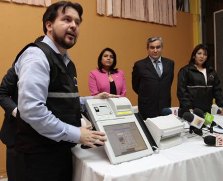 Ecuador recibió equipos tecnológicos que le prestó República Dominicana para sus elecciones