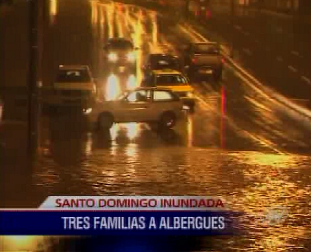 Aguacero inunda las calles de Santo Domingo