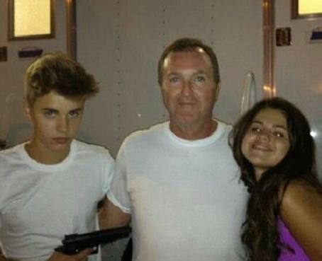 Fotografía de Justin Bieber con un arma causa polémica