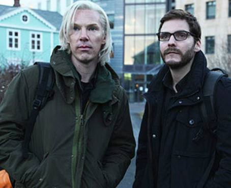 Julian Assange protesta por su retrato cinematográfico