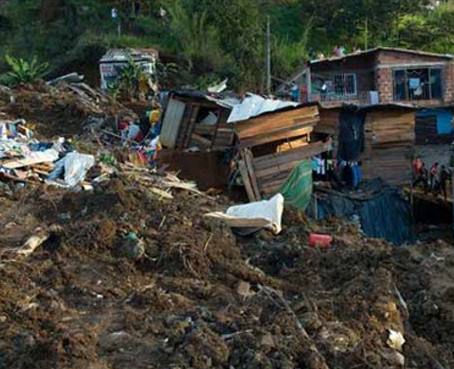 Fuertes lluvias en Colombia afectan a 2 mil personas tras desborde de río