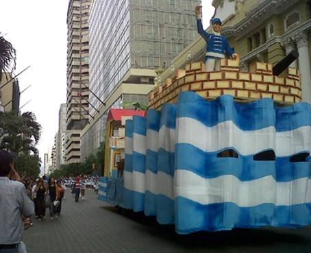 Carros y barcos alegóricos están listos para el gran desfile de Guayaquil
