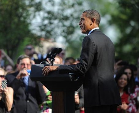 Obama destaca el papel del periodismo en la creación de democracias