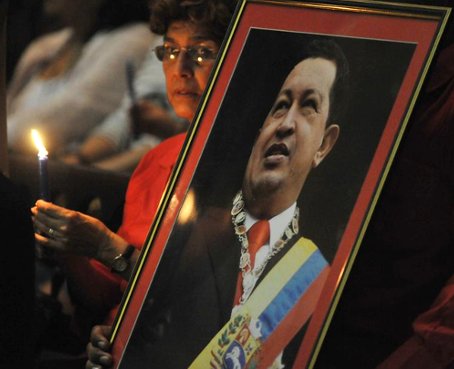 Chávez avanza en su recuperación y no está en coma, dice su hermano