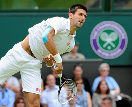 Djokovic sólo cede siete juegos en primera ronda de Wimbledon