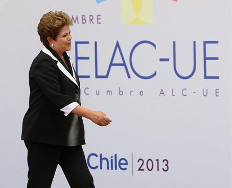 Presidenta Rousseff dejó la Cumbre Celac-UE por tragedia en discoteca