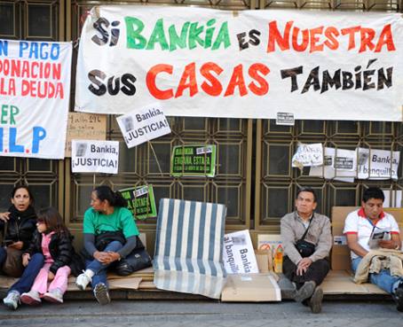 Ecuatorianos acampan desde octubre en Madrid contra ley hipotecaria española