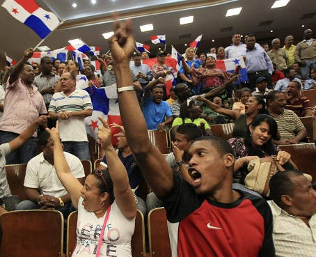 Enfrentamientos hacen que parlamento panameño suspenda discusión de proyecto