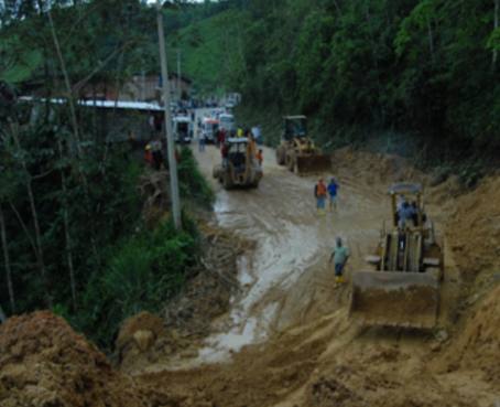 Cierran vía Calacalí - La Independencia tras deslave de gran magnitud