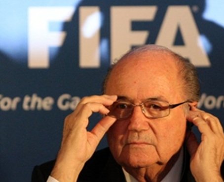 Blatter ve en Platini a su sucesor en la FIFA