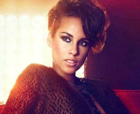 Acusan a Alicia Keys de imitar a Rihanna en su nuevo video