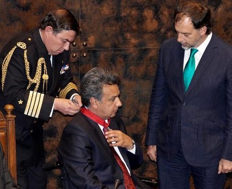 Lenín Moreno condecorado en el Senado chileno