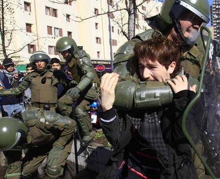 Violentos disturbios en protesta de estudiantes no autorizada en Chile