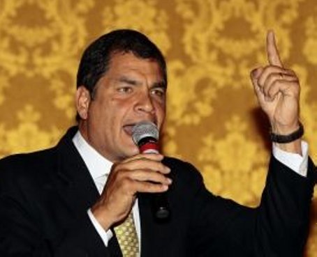 Correa anuncia que promoverá juicio por plagio, a pocos días del 30-S