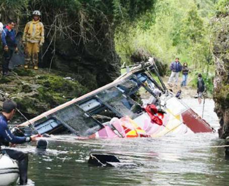 Bus de transporte se hundió en el río Pastaza