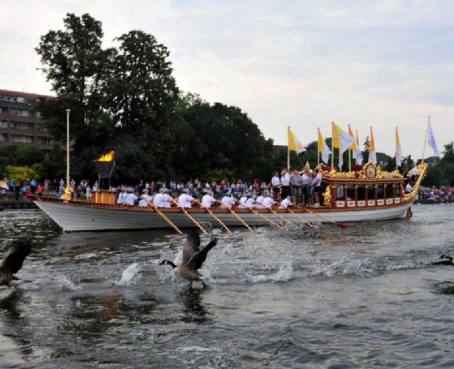 La antorcha olímpica surca el Támesis antes de dirigirse al Estadio Olímpico